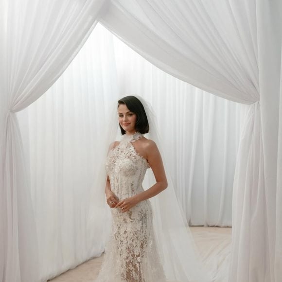 Transparência estratégica e véu longo: o vestido de renda de Selena une sensualidade e tradição
