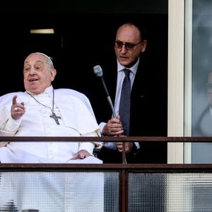 Papa Francisco faz primeira aparição pública e recebe alta do hospital após 40 dias internado
