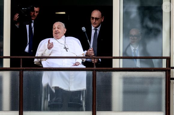 Papa Francisco faz primeira aparição pública e recebe alta do hospital após 40 dias internado