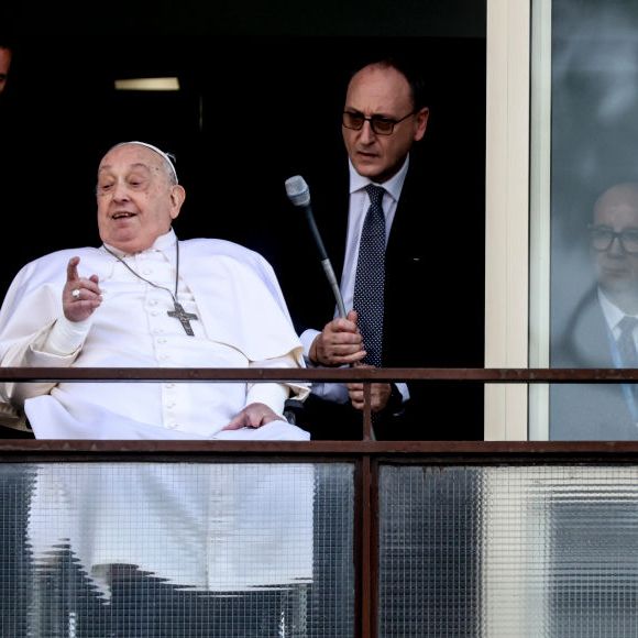 Papa Francisco faz primeira aparição pública e recebe alta do hospital após 40 dias internado