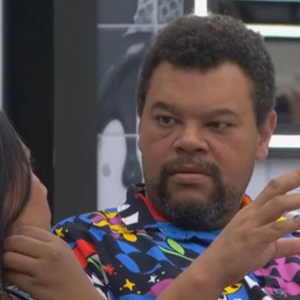 Vídeo exibido no ‘BBB 26’ mostra momento em que Babu Santana encosta o cotovelo no seio de Chaiany, e equipe da sister se pronuncia