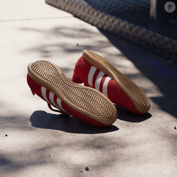 O visual meio esportivo, meio delicado faz do novo tênis da Adidas uma opção versátil para combinar com vestido, saia midi ou jorts