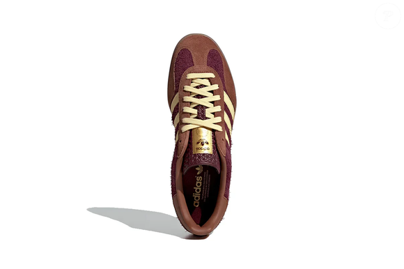 As tradicionais Três Listras serrilhadas e o acabamento em suede premium mantêm a essência do Adidas Gazelle Indoor, um dos modelos mais icônicos da história da marca