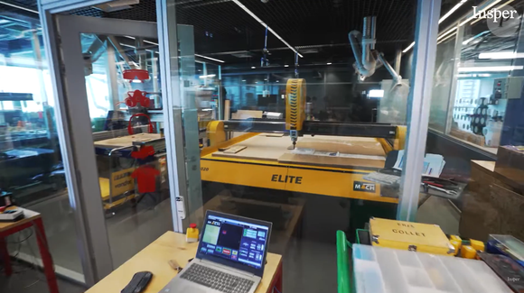 Os laboratórios do Insper contam com máquinas industriais, impressoras 3D, equipamentos de corte a laser e tecnologia de ponta que aproximam os alunos da realidade do mercado desde os primeiros semestres