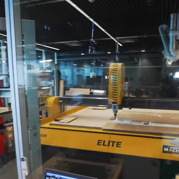 Os laboratórios do Insper contam com máquinas industriais, impressoras 3D, equipamentos de corte a laser e tecnologia de ponta que aproximam os alunos da realidade do mercado desde os primeiros semestres