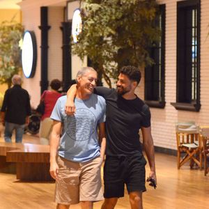 A foto com o pai publicada por Cauã Reymond rendeu elogios para a beleza dos dois, que raramente são vistos juntos