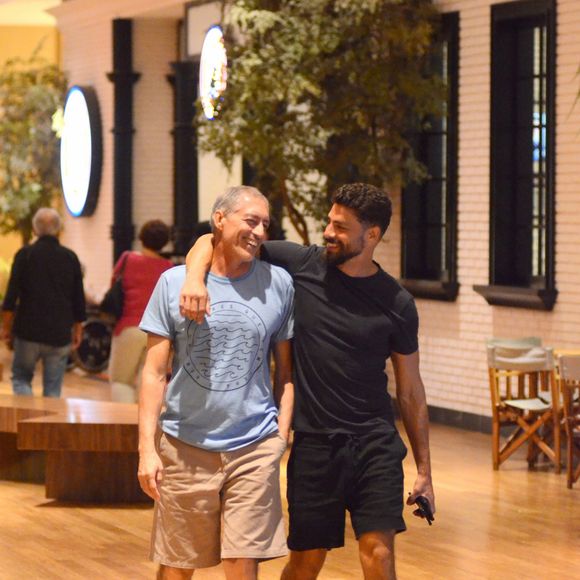 A foto com o pai publicada por Cauã Reymond rendeu elogios para a beleza dos dois, que raramente são vistos juntos