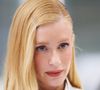 Marina Ruy Barbosa combina look corpcore com penteado lateral polido e um grampo