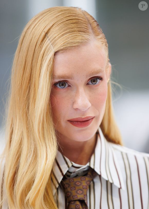 Marina Ruy Barbosa combina look corpcore com penteado lateral polido e um grampo