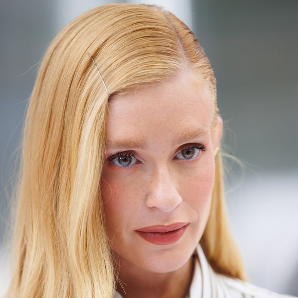 Marina Ruy Barbosa combina look corpcore com penteado lateral polido e um grampo