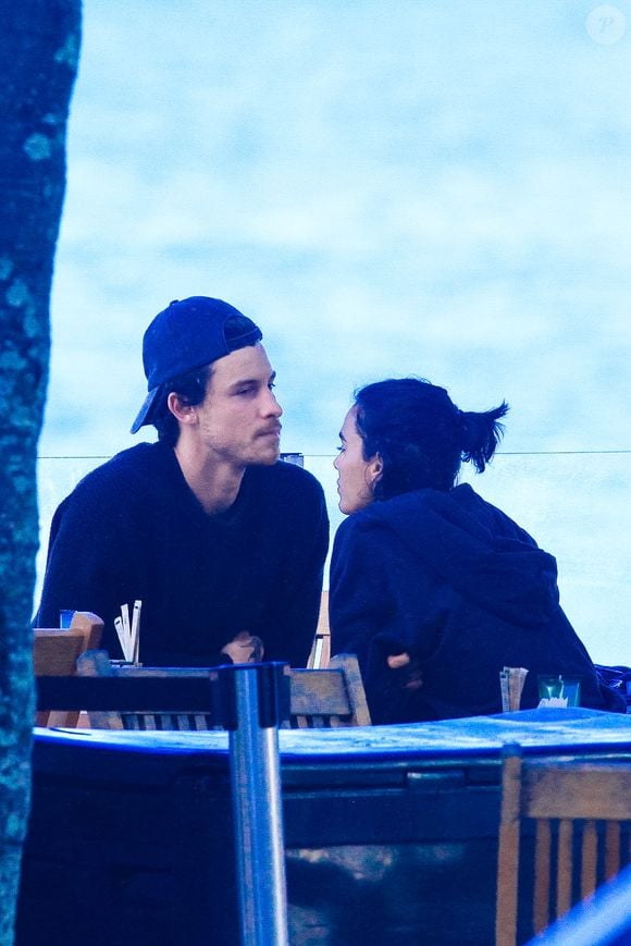 Bruna Marquezine e Shawn Mendes namoram durante passeio em praia pelo 2º dia consecutivo