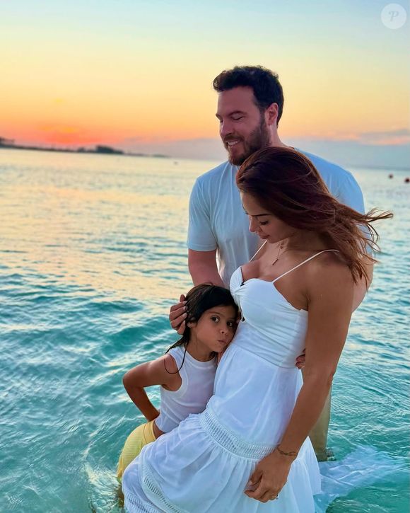Maíra Cardi contou a Thiago Nigro e à filha, Sophia, da gravidez durante uma viagem para Bahamas