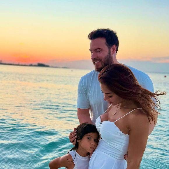 Maíra Cardi contou a Thiago Nigro e à filha, Sophia, da gravidez durante uma viagem para Bahamas