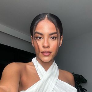 Top de decote cruzado deu mais estilo a esse look de Bella Campos