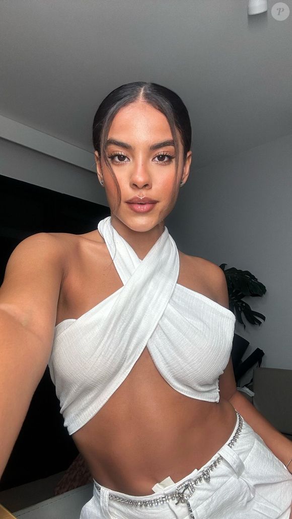 Top de decote cruzado deu mais estilo a esse look de Bella Campos