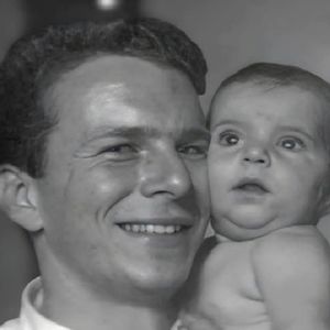 Nascida em 1963, essa bebê de olhar enigmático jamais imaginou que hoje seria icônica vilã de famosa novela da Globo. Reconhece?