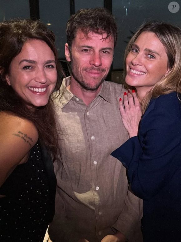 Carolina Dieckmmann postou foto com Manuela Dias e Tiago Worcman recentemente