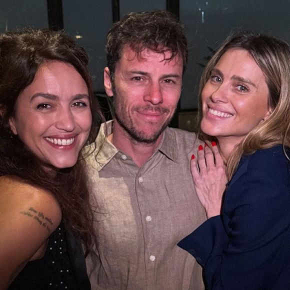 Carolina Dieckmmann postou foto com Manuela Dias e Tiago Worcman recentemente