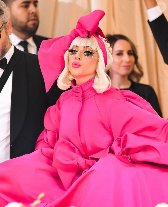 Lady Gaga no Met Gala 2019: um look icônico com laço gigante pink que mostra sua ousadia e elegância