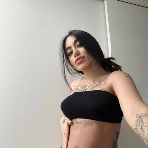MC Mirella começou com uma barriguinha tímida e que logo cresceu