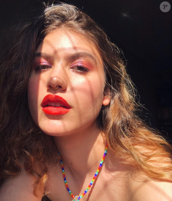 Batom vermelho e sombra rosa: inspire-se nessa maquiagem colorida de Giovanna Grigio