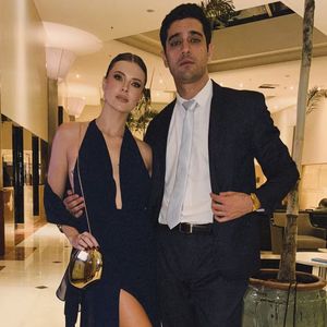 Namorada de Miguel Rômulo, Fran Castro usou um vestido com um decotão e uma fenda belíssima