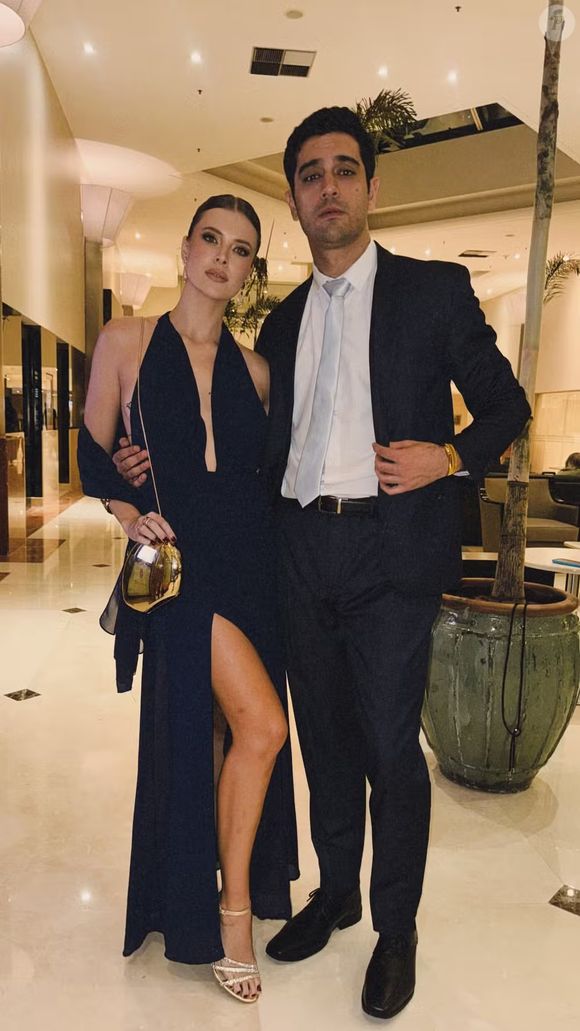 Namorada de Miguel Rômulo, Fran Castro usou um vestido com um decotão e uma fenda belíssima