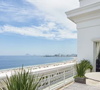Com nada menos que 235m², a acomodação ocupa o andar mais prestigiado do edifício principal do hotel e conta com vista panorâmica para o mar de Copacabana, além de varanda mobiliada privativa de frente para a praia