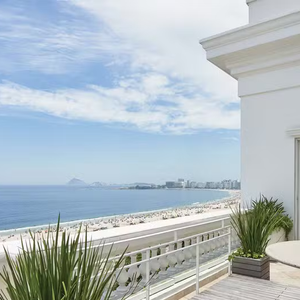Com nada menos que 235m², a acomodação ocupa o andar mais prestigiado do edifício principal do hotel e conta com vista panorâmica para o mar de Copacabana, além de varanda mobiliada privativa de frente para a praia