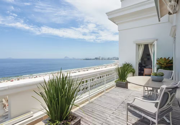 Com nada menos que 235m², a acomodação ocupa o andar mais prestigiado do edifício principal do hotel e conta com vista panorâmica para o mar de Copacabana, além de varanda mobiliada privativa de frente para a praia