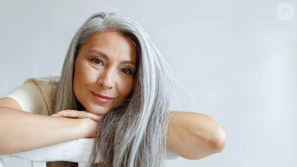 O cabelo grisalho virou uma tendência entre mulheres para manter autenticidade