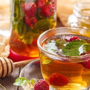 Para obter uma versão menos forte do chá de folha de framboesa, pode adoçar a infusão com mel ou adicionar limão