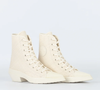 Tem quem ame e quem estranhe, mas o novo Converse Chuck 70 De Luxe Pointed Hi já virou assunto entre mulheres que gostam de unir elegância, atitude e referências dos anos 2000 no mesmo visual