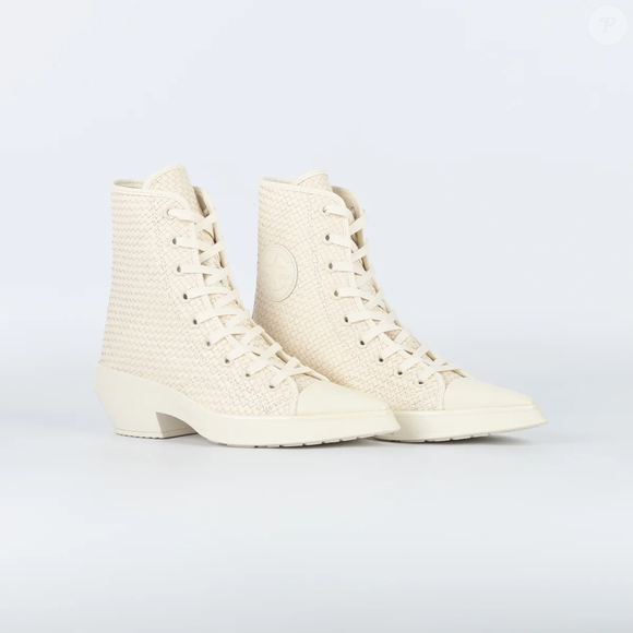 Tem quem ame e quem estranhe, mas o novo Converse Chuck 70 De Luxe Pointed Hi já virou assunto entre mulheres que gostam de unir elegância, atitude e referências dos anos 2000 no mesmo visual