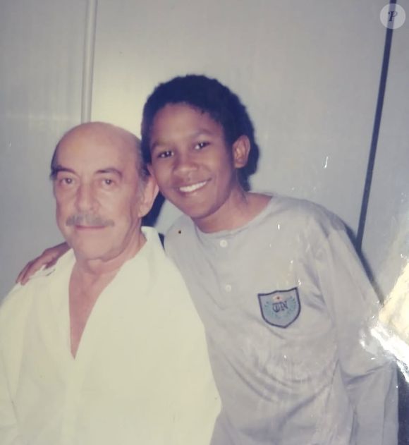 Tizu de 'Terra Nostra', André Luiz Miranda em foto de criança com Raul Cortez no bastidor da novela