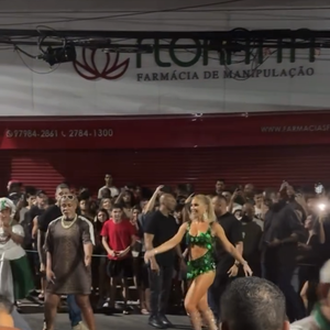 No vídeo, Carlinhos Salgueiro aparece ao lado de Virgínia, enquanto guia sutilmente a pupila durante o ensaio