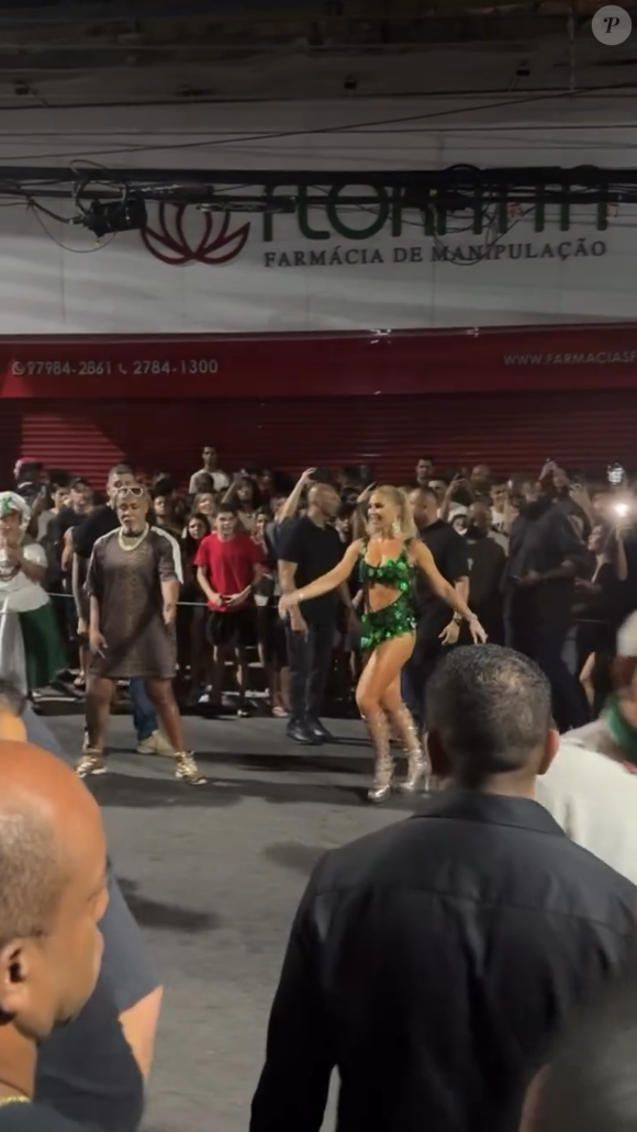 No vídeo, Carlinhos Salgueiro aparece ao lado de Virgínia, enquanto guia sutilmente a pupila durante o ensaio