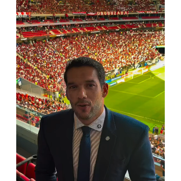 Segundo informações da CBF, Samir Xaud chegou à presidência da entidade em 2025 com a promessa de promover mais transparência, inclusão e modernização no futebol brasileiro. Hoje, o dirigente enfrenta uma das maiores crises de sua gestão após denúncias divulgadas pelo jornalista Léo Dias
