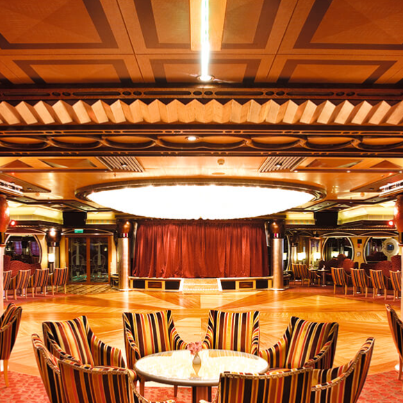 Visão interna de um dos ambientes do navio de Roberto Carlos.