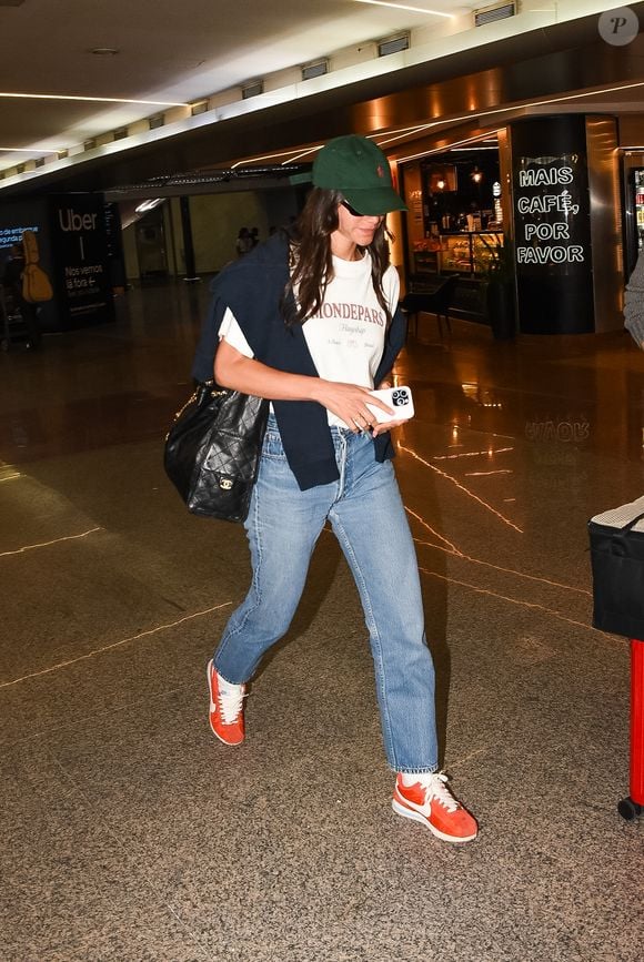Look básico, mas nem tanto: Bruna Marquezine usa t-shirt da grife Mondepars somada ao boné verde musgo, tendência da estação, além de tênis vermelho da Nike no pé, da moda