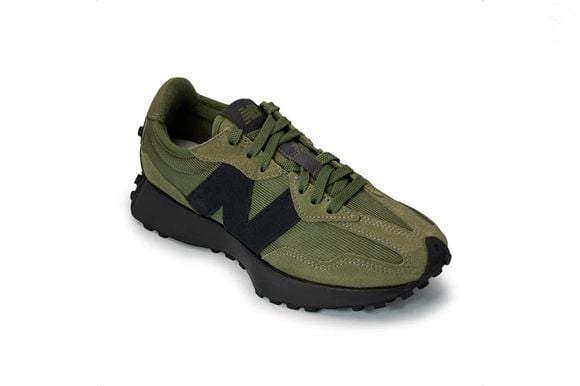 Na versão verde-musgo, o modelo também é uma alternativa para quem deseja variar os tradicionais tênis brancos sem escolher uma cor difícil de coordenar