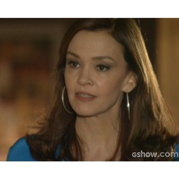 Helena (Julia Lemmertz) diz que não pode impedir Luiza (Bruna Marquezine) de se casar com Laerte (Gabriel Braga Nunes), na novela 'Em Família'