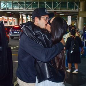 Que fogo! Depois de alguns dias separados, Sabrina Sato e Nicolas Prattes mataram a saudade com reencontro digno de cena de novela. A apresentadora desembarcou na manhã deste sábado, 3 de outubro, no Aeroporto Internacional de Guarulhos, em São Paulo,