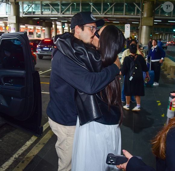 Que fogo! Depois de alguns dias separados, Sabrina Sato e Nicolas Prattes mataram a saudade com reencontro digno de cena de novela. A apresentadora desembarcou na manhã deste sábado, 3 de outubro, no Aeroporto Internacional de Guarulhos, em São Paulo,