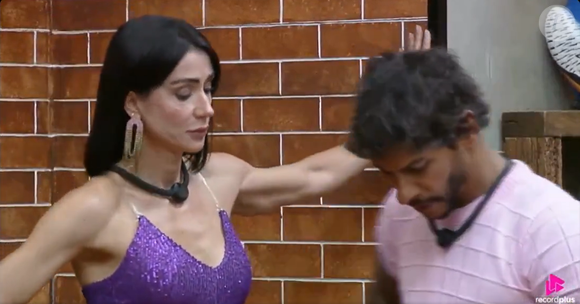 Clima esquenta em “A Fazenda 17”: Michelle Barros e Shia Phoenix trocam abraços e protagonizam momento inesperado ao vivo