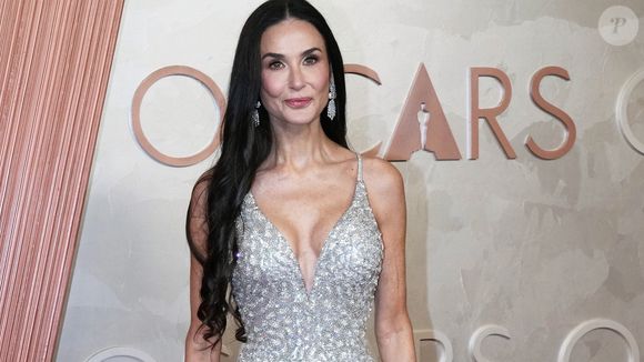 Após perder o Oscar, Demi Moore surge de roupão, no chão e cercada de carboidrato