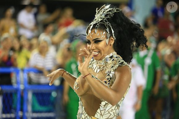 'A proposta da fantasia é quebrar um tabu de que rainha precisa estar com pedras e faisões', afirmou a rainha de bateria da Mangueira, Evelyn Bastos