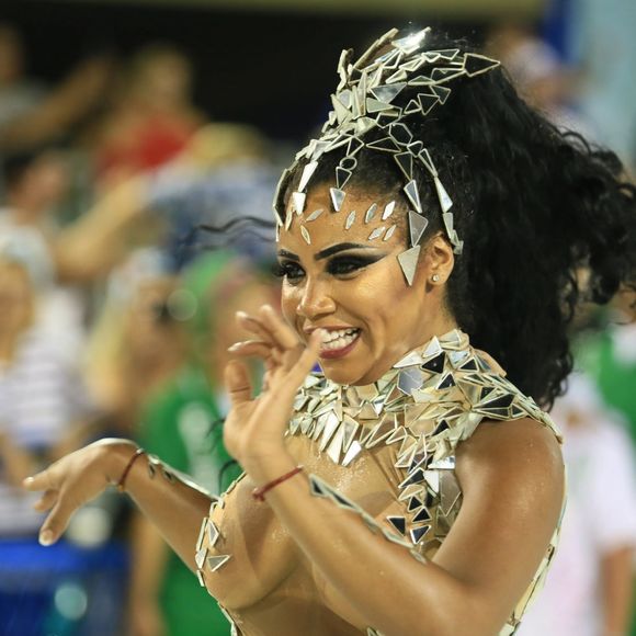 'A proposta da fantasia é quebrar um tabu de que rainha precisa estar com pedras e faisões', afirmou a rainha de bateria da Mangueira, Evelyn Bastos