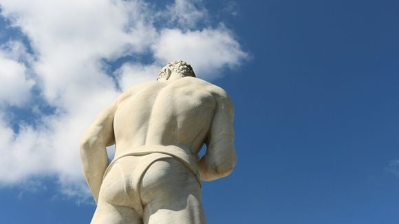 Os homens também querem ter curvas: o novo fenômeno do fitness masculino que consiste em treinar os glúteos conta com respaldo científico e está na moda