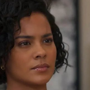 Odete Roitman (Debora Bloch) não gosta da postura de Fátima (Bella Campos), e vai tirar satisfações com a nora, nos próximos capítulos da novela 'Vale Tudo'.
